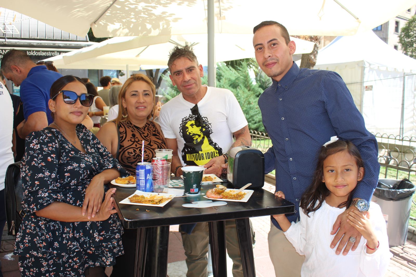 Ambiente en la Feria de Día en el mediodía de este domingo