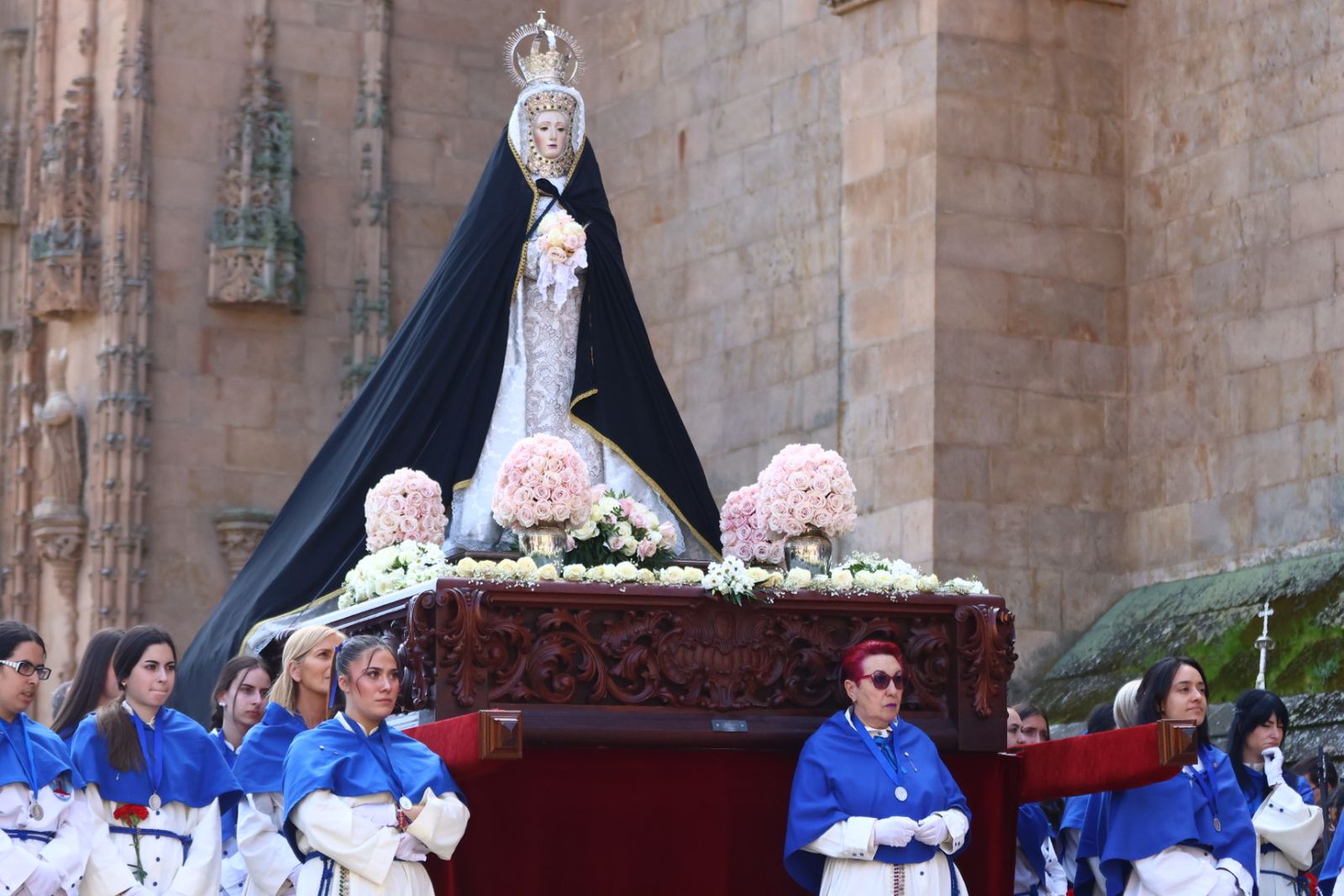 Procesión del encuentro de Nuestra Señora de la Alegría y Jesús Resucitado en el Domingo de Resurrección en Salamanca