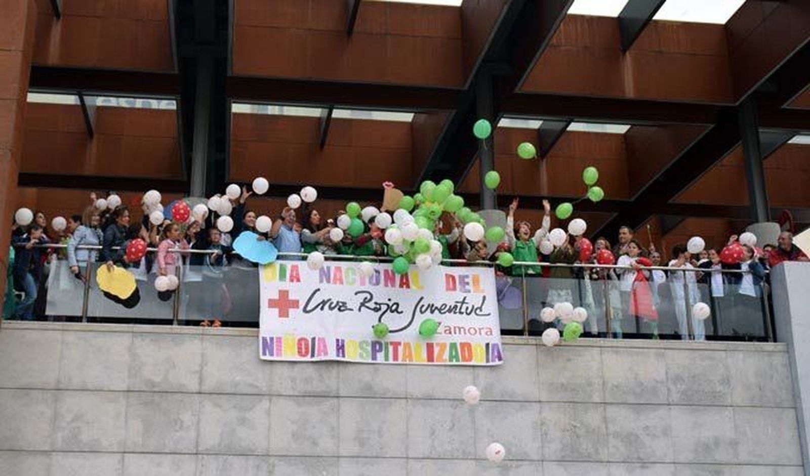 Besos, mensajes y globos para transmitir cariño a los niños hospitalizados. Archivo