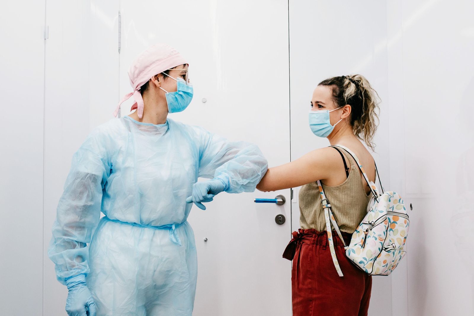 Una paciente se despide tras finalizar su tratamiento en el dentista