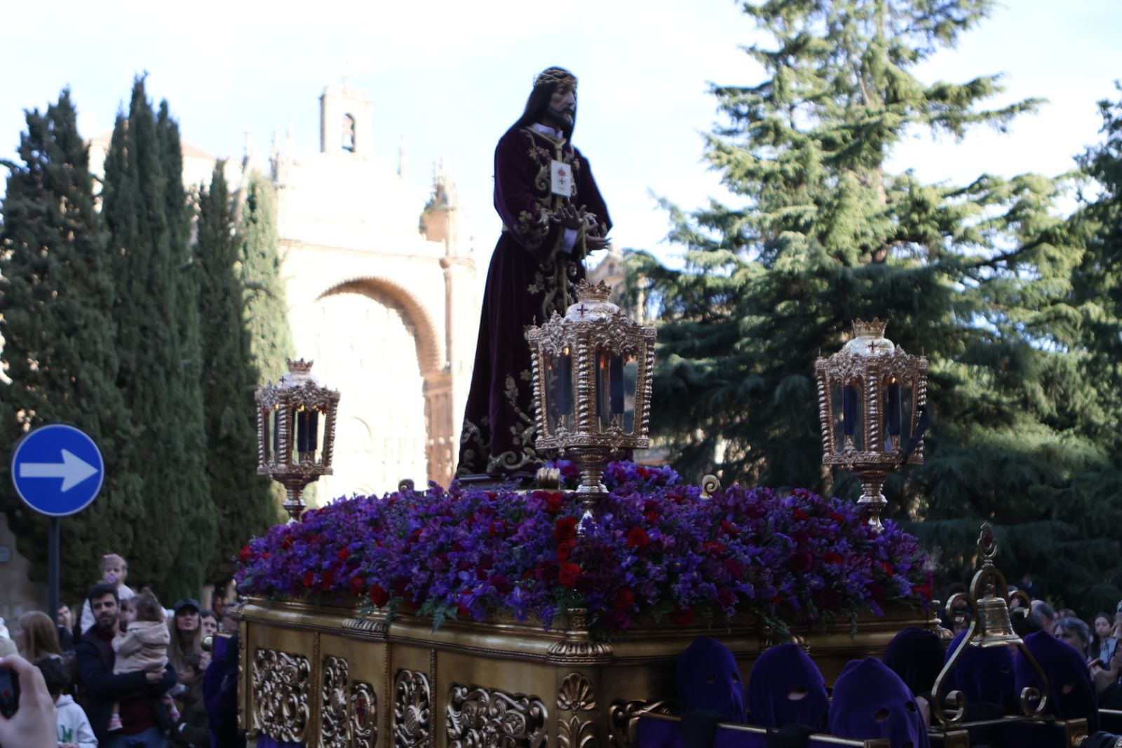Jesús Rescatado procesiona en Salamanca con su nueva túnica y la atenta mirada de cientos de fieles