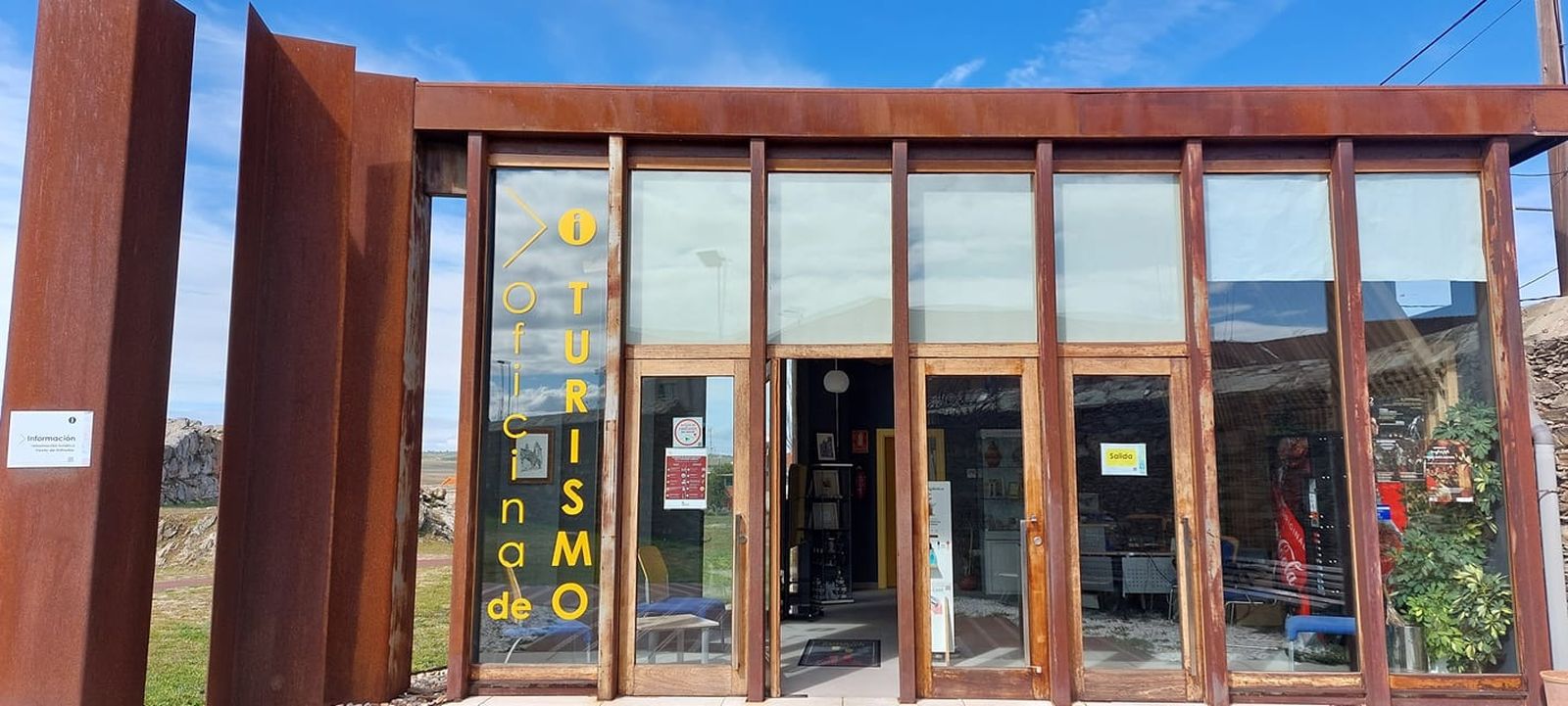 Oficina de Turismo en el Castillo, uno de los cuatro puntos de información turística de la Villa Ducal junto con Iglesia de Santiago, Iglesia de San Juan, edificio Multiusos y hasta octubre Basílica d