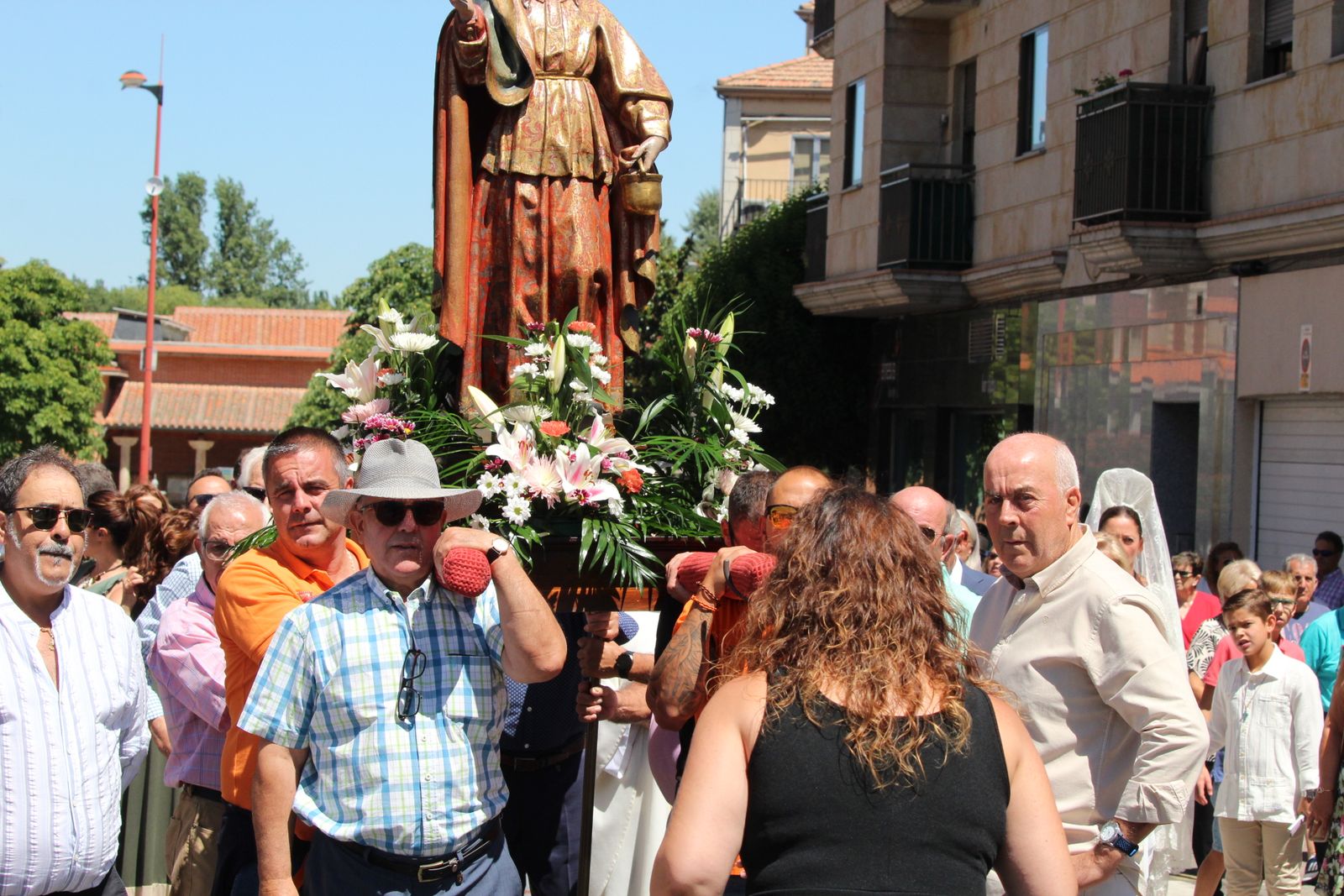 Misa solemne en honor a Santa Marta y a continuación procesión y vino español en el paseo fluvial.
