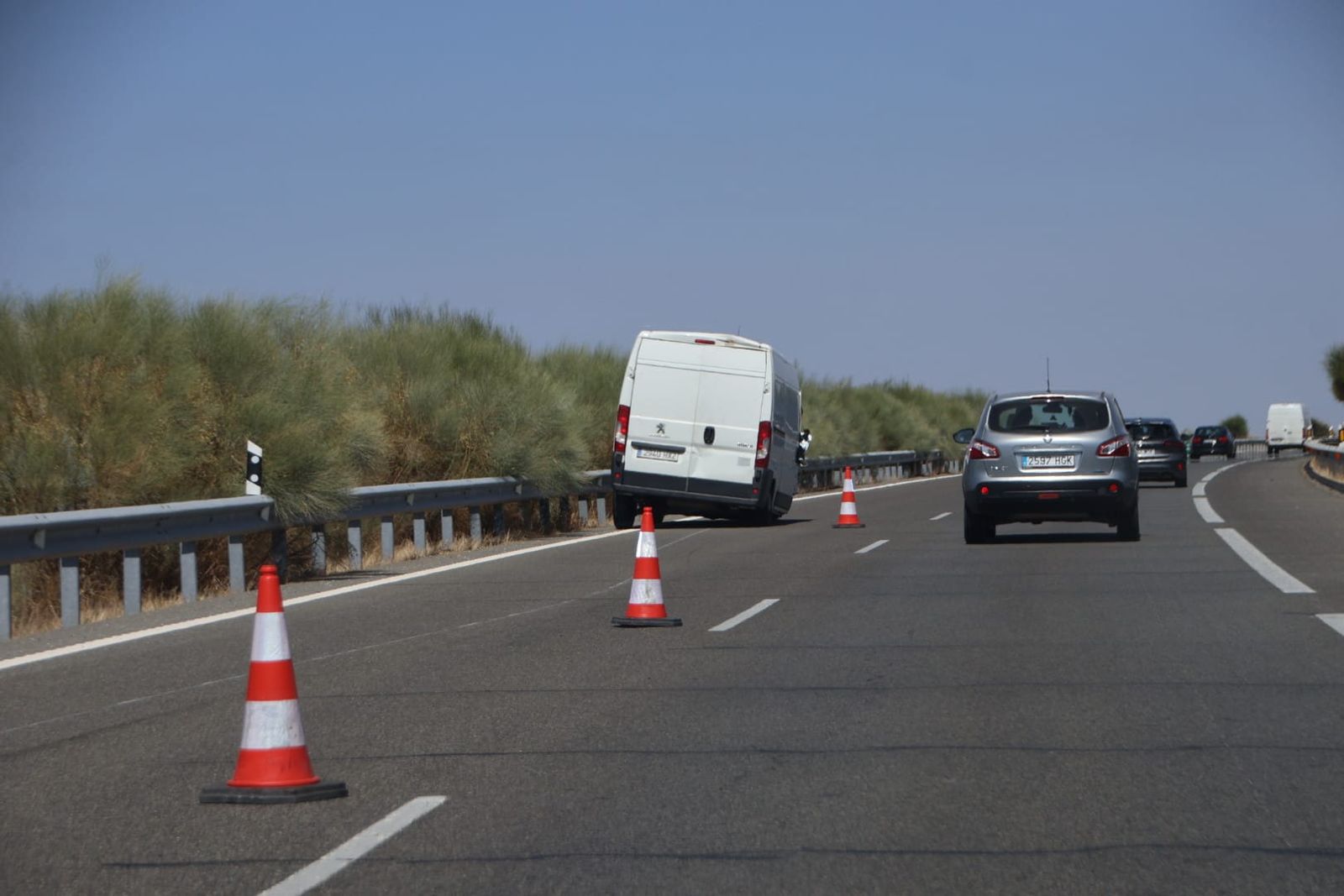 Un herido en un accidente entre dos furgonetas en la autovía A-66, en Villares de la Reina