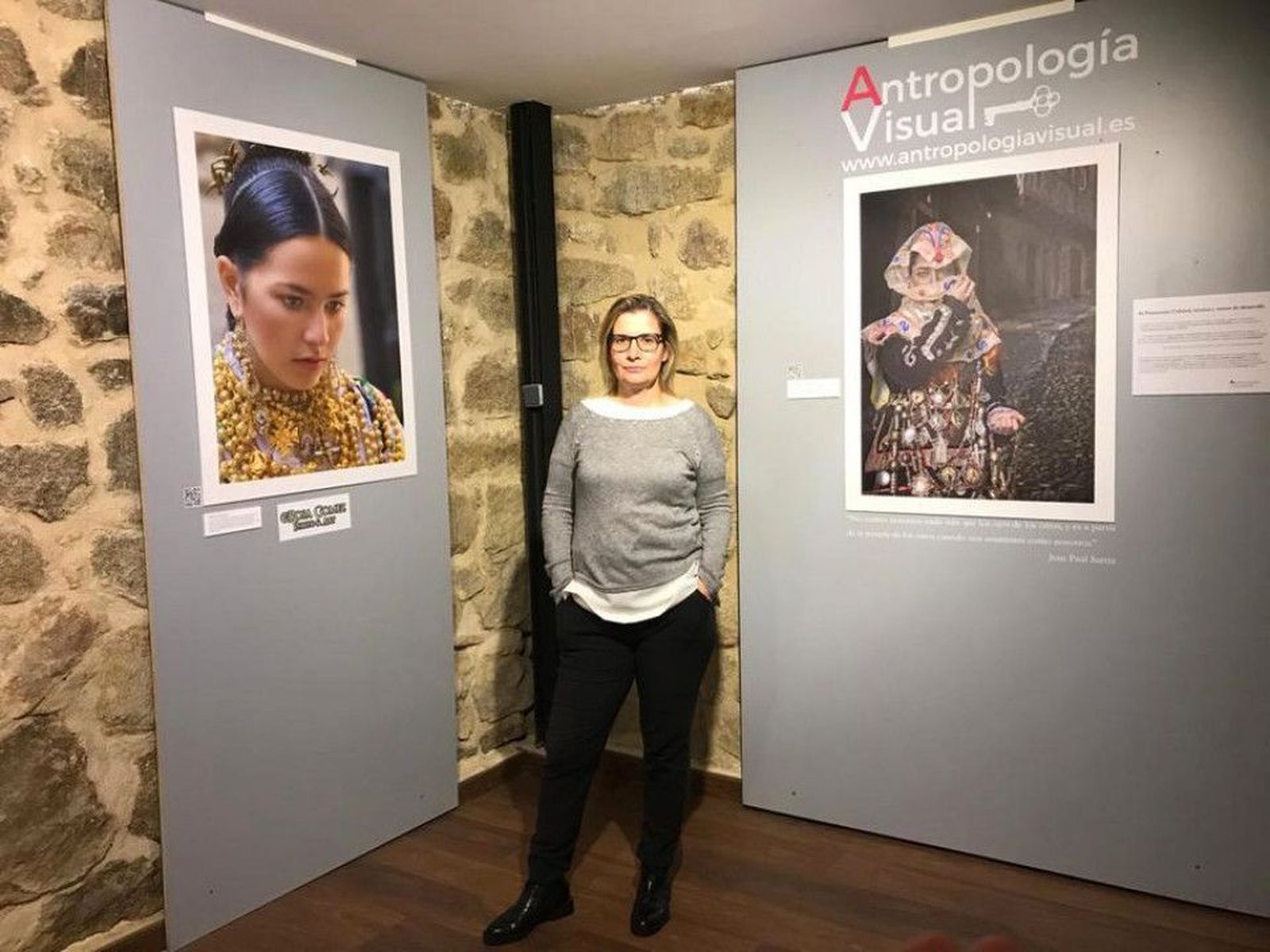 La fotógrafa salmantina, Rosa Gómez, junto a la fotografía premiada (derecha)