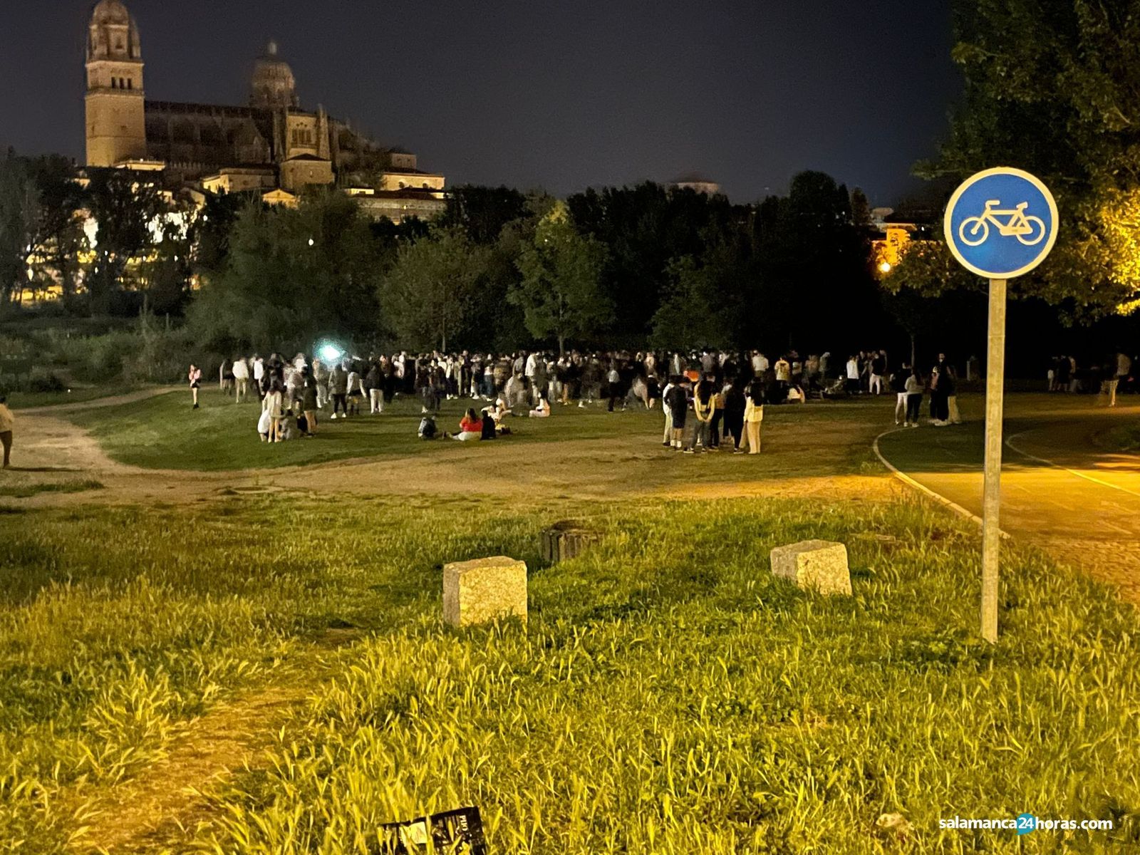 Botellones durante el fin del estado de alarma en Puente Romano y Plaza Mayor