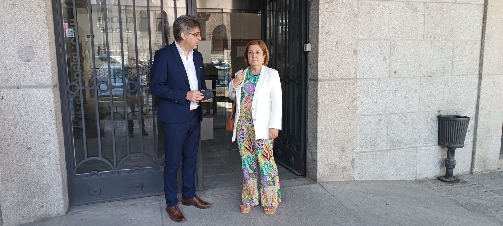La subdelegada de Gobierno, Rosa López, con el alcalde de Béjar, Luis Francisco Martín, en una visita institucional (12)