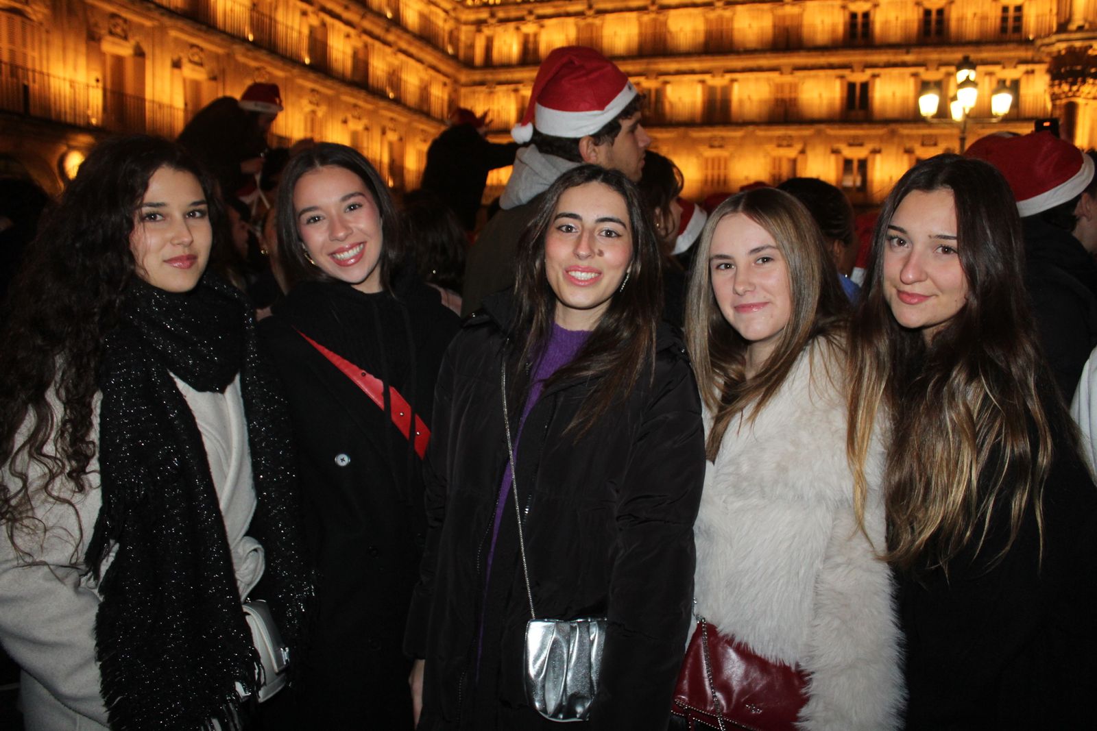 Miles de personas disfrutan de las campanadas y la fiesta del Fin de Año Universitario