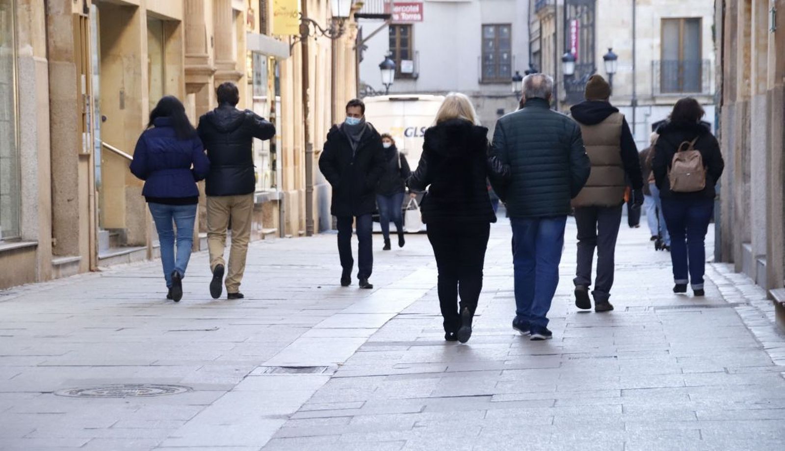 Ciudadanos pasea por una céntrica calle de Salamanca