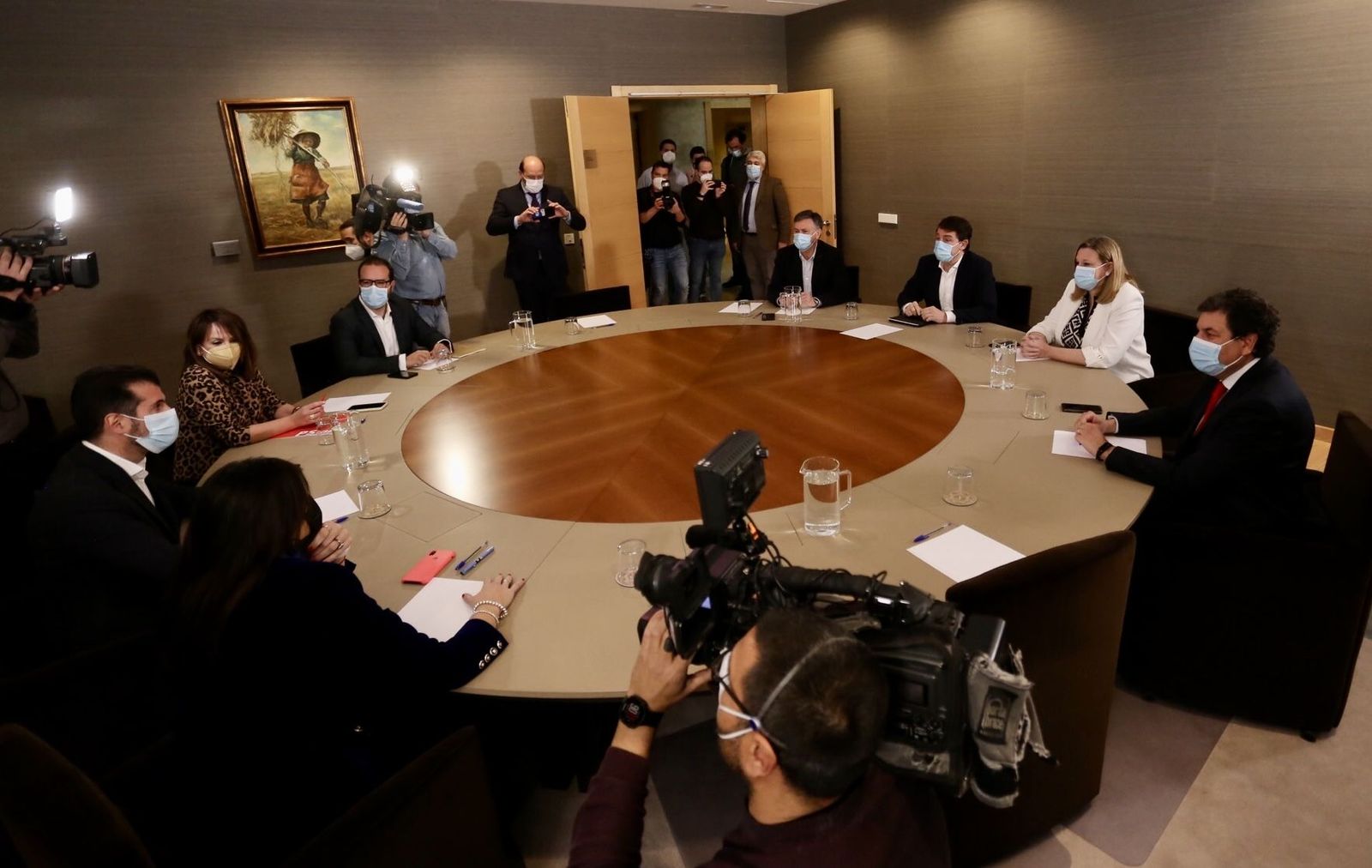 Encuentro entre Alfonso Fernández Mañueco y Luis Tudanca en la reunión para conformar gobierno
