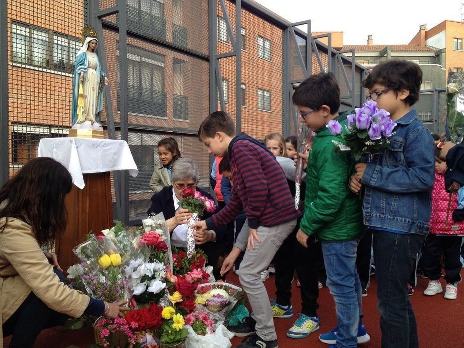 Ofrenda floral a la Virgen en el colegio La Milagrosa