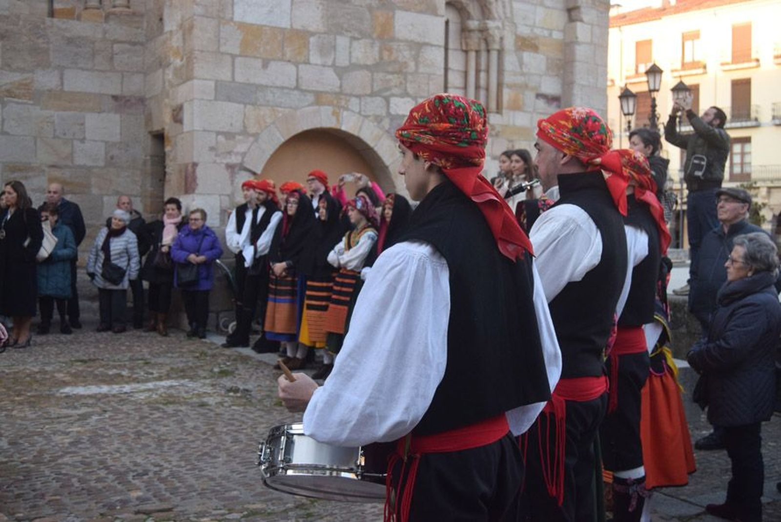 las-candelas-vuelven-a-unir-la-iglesia-de-san-juan-con-la-de-san-vicente-67
