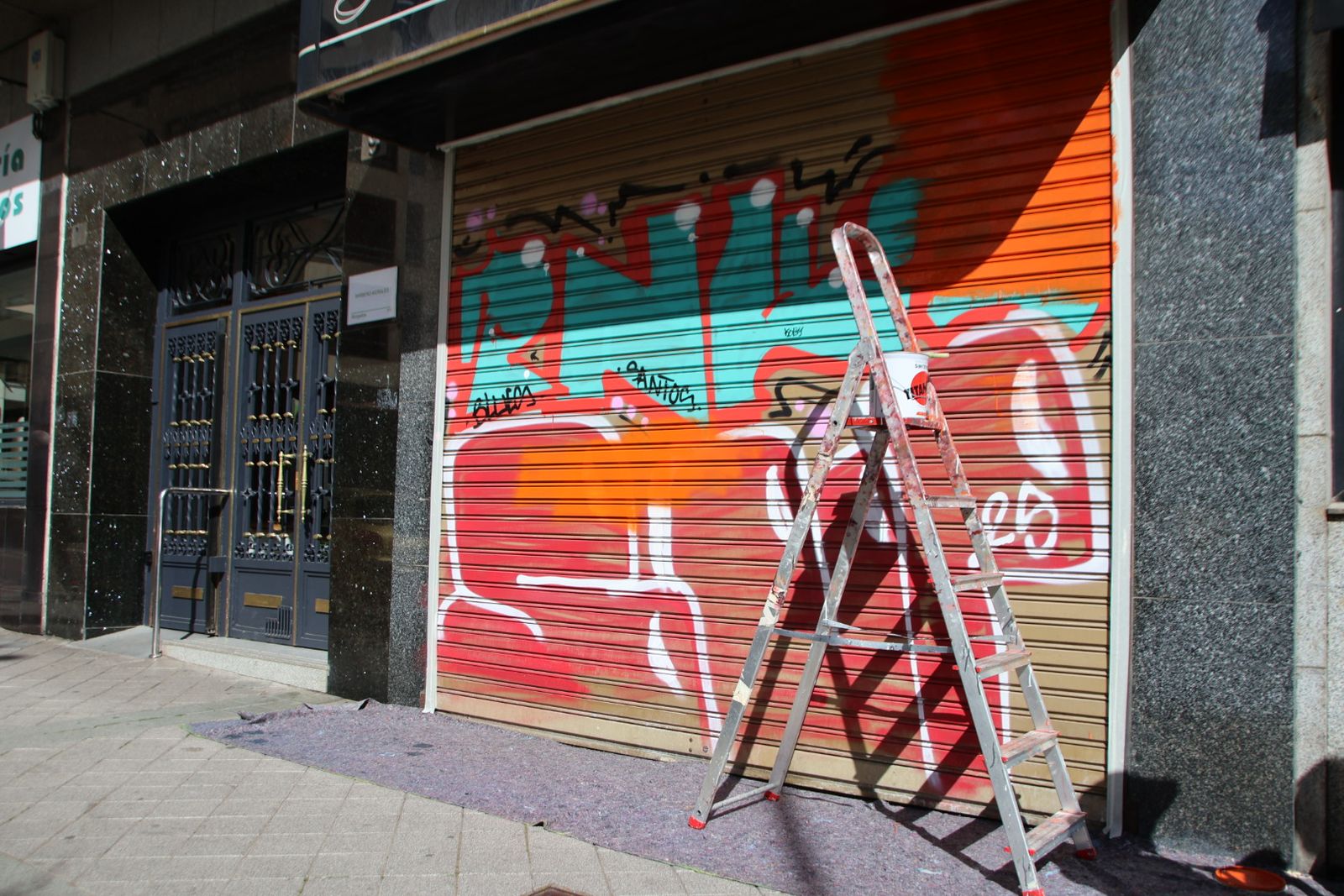 Los artistas de la Plaza del Oeste comienzan a pintar los murales