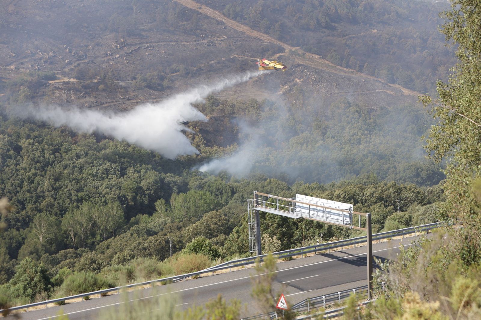 Autovía A-52 cortada en Sanabria por el fuego