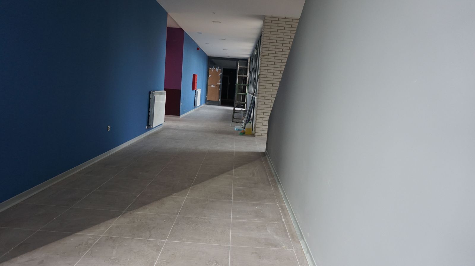 el-director-general-de-centros-e-infraestructuras-jose-migel-saez-visita-la-ultima-fase-al-ceip-maria-moliner-de-castellanos-de-moriscos-23