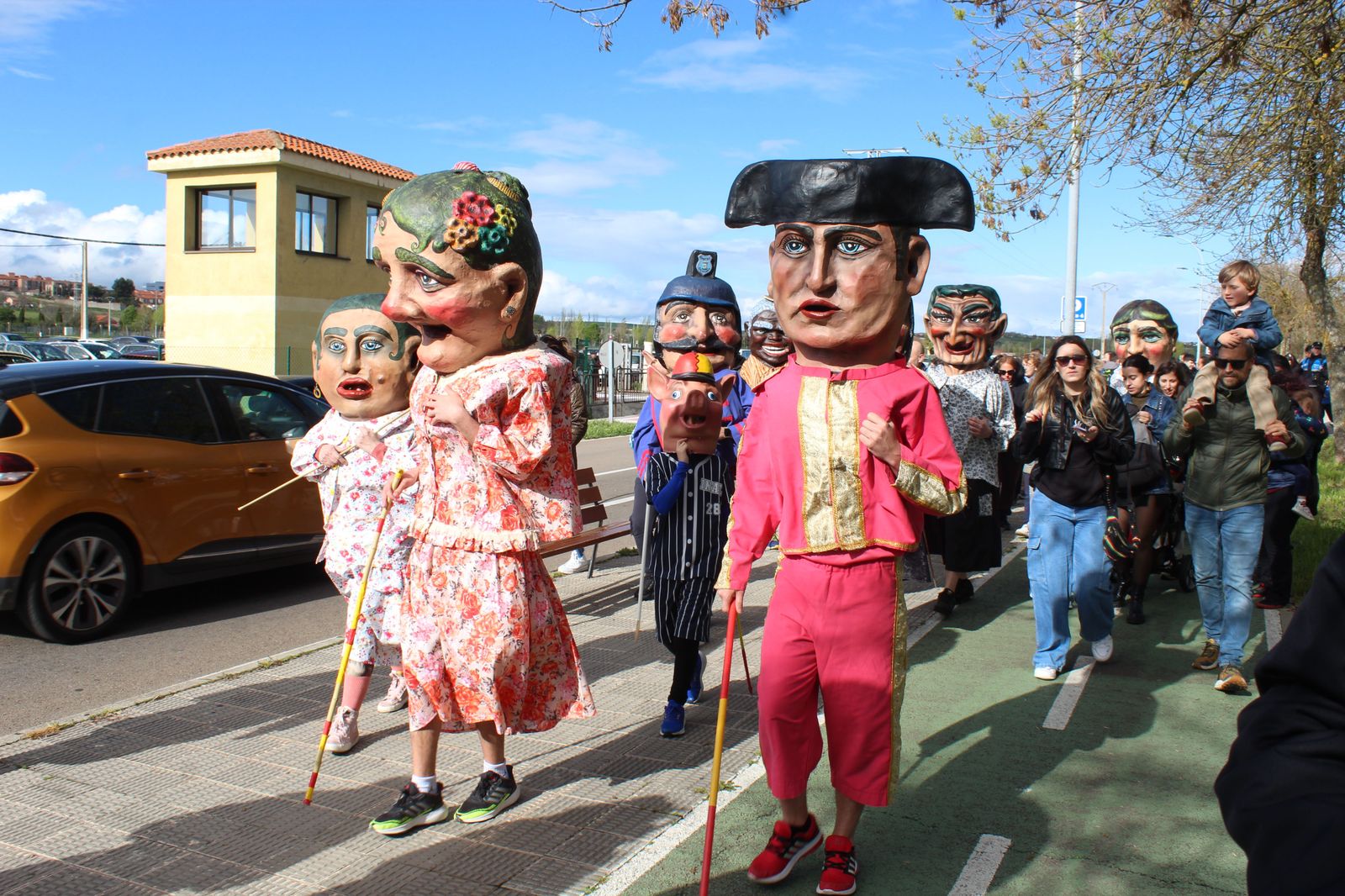 Cabezudos en el parque de la Aldehuela por el Lunes de Aguas. Cabezudos en el parque de la Aldehuela por el Lunes de Aguas.