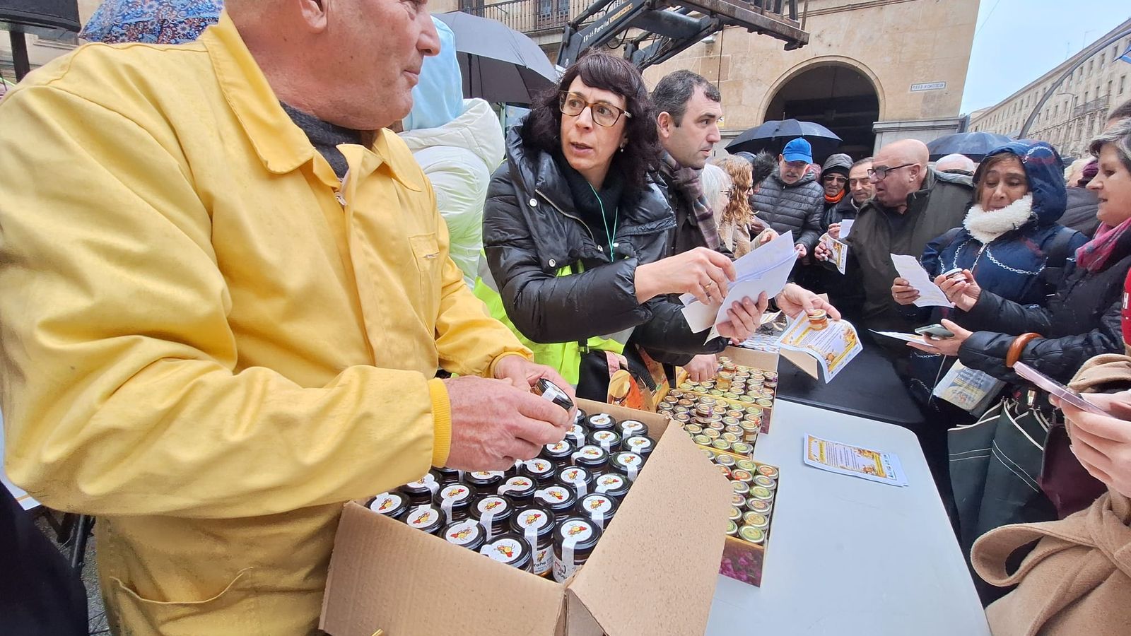 Los apicultores reparten mil tarritos de miel en protesta por el acuerdo de Mercosur  (14).jpeg