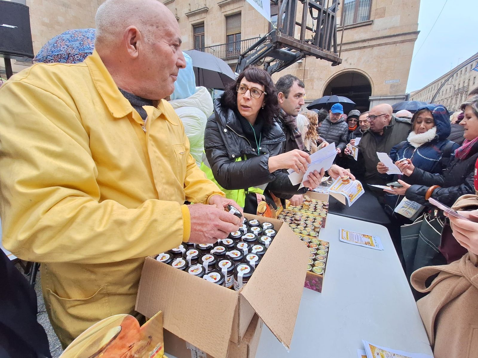 Los apicultores reparten mil tarritos de miel en protesta por el acuerdo de Mercosur  (14).jpeg