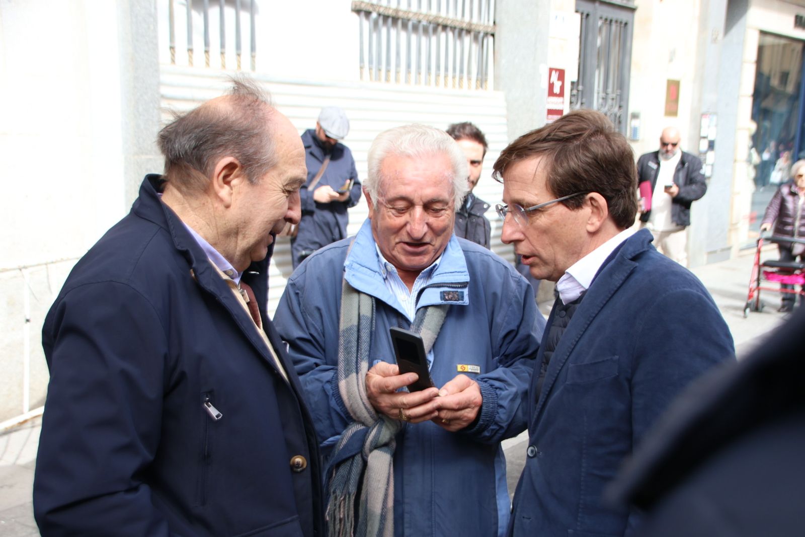 Almeida visita la carpa del pp del Liceo