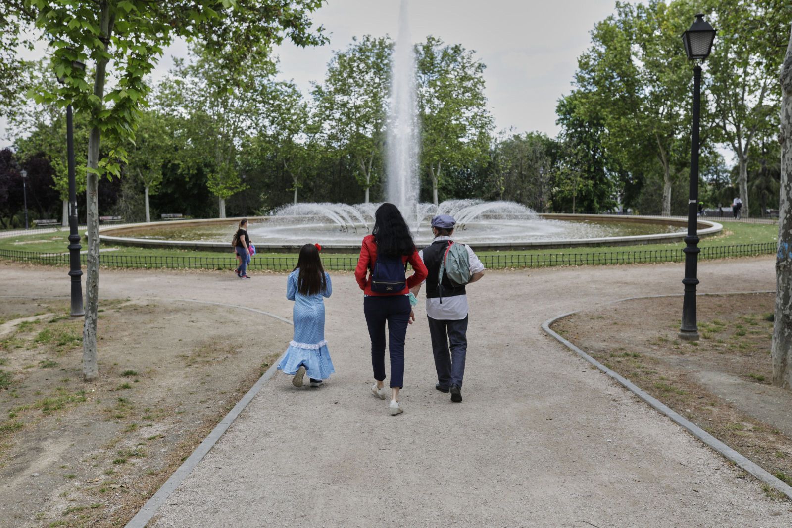 Una madre y sus hijos vestidos de 'chulapos' pasean por la pradera de San Isidro en una festividad atípica debido a la crisis del coronavirus. En Madrid (España), a 15 de mayo de 2020.