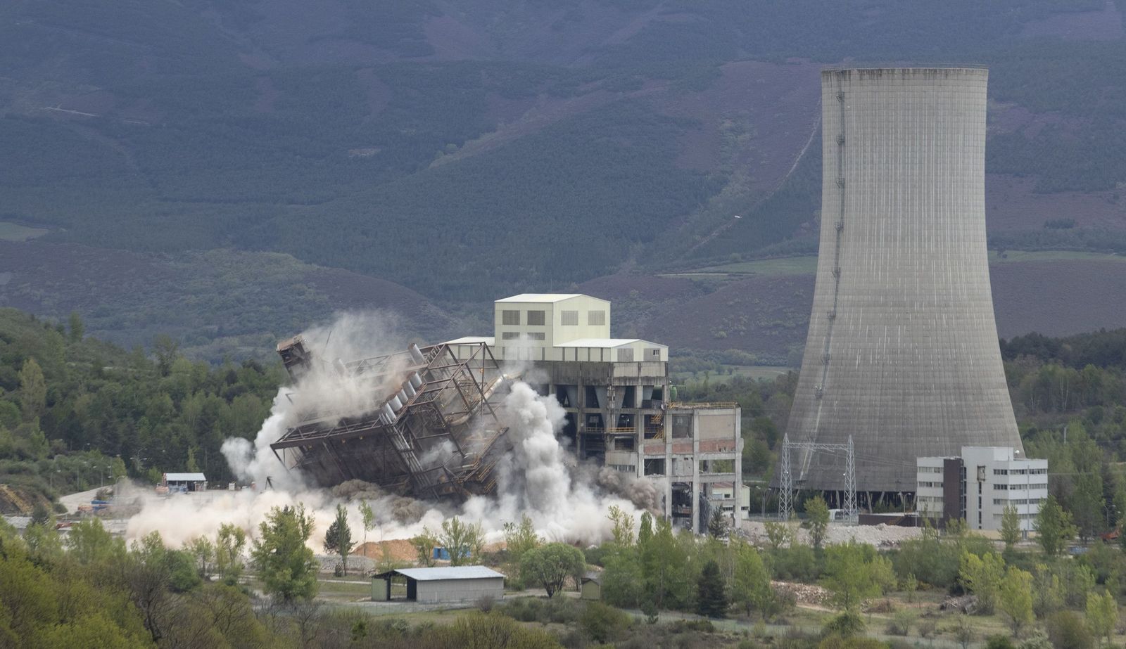VÍDEO | Vídeo de la voladura de la gigantesca estructura de la caldera de la central térmica de Anllares (León)