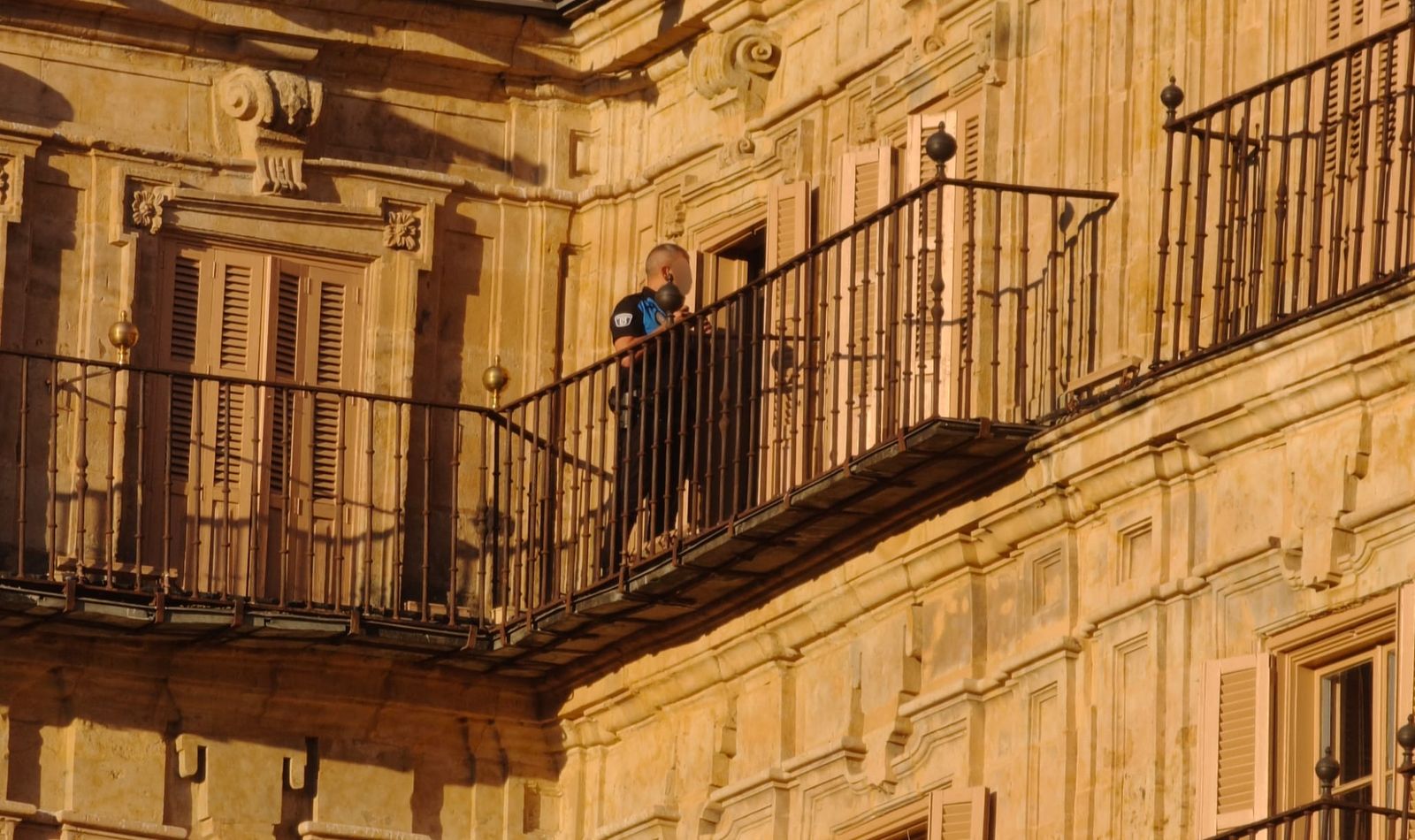 Un grupo de jóvenes accede a los tejados de la Plaza Mayor de Salamanca para hacerse una fotografía