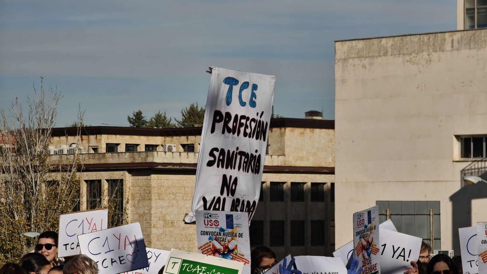 Las TCAEs de Salamanca se concentran a las puertas del hospital de Salamanca