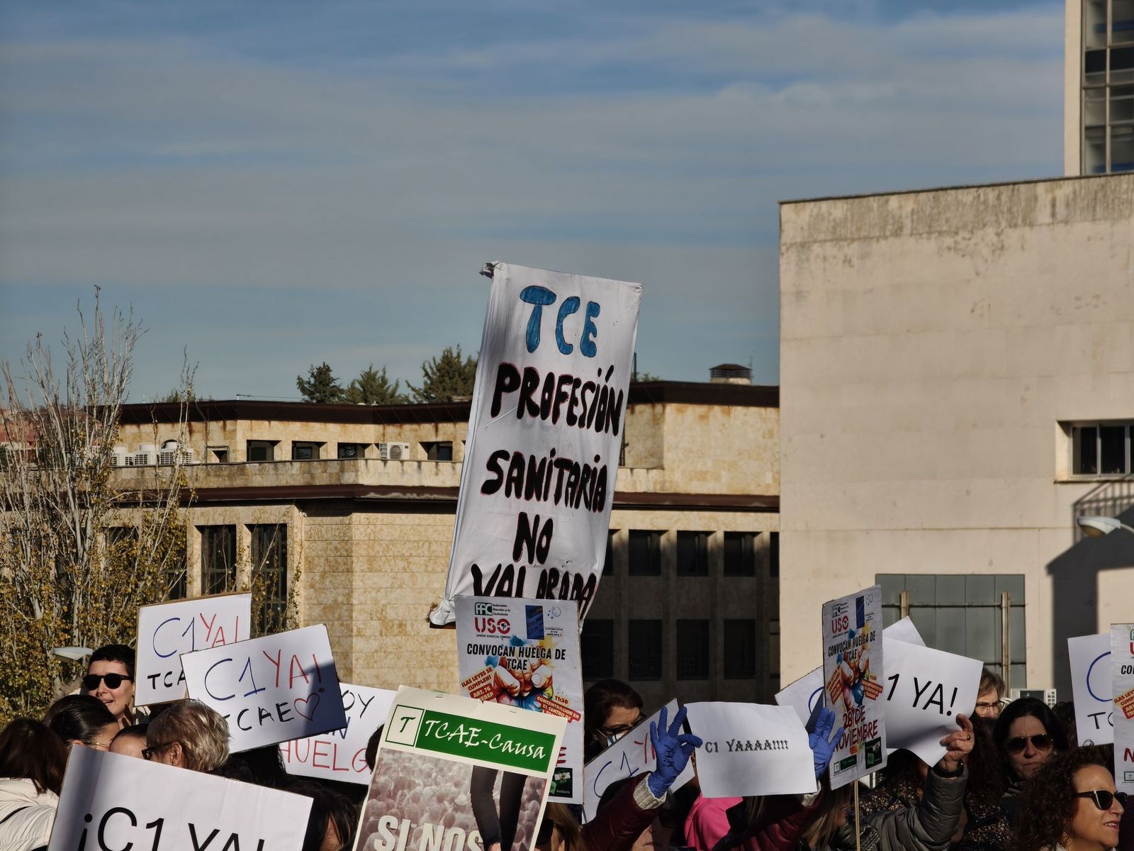 Las TCAEs de Salamanca se concentran a las puertas del hospital de Salamanca