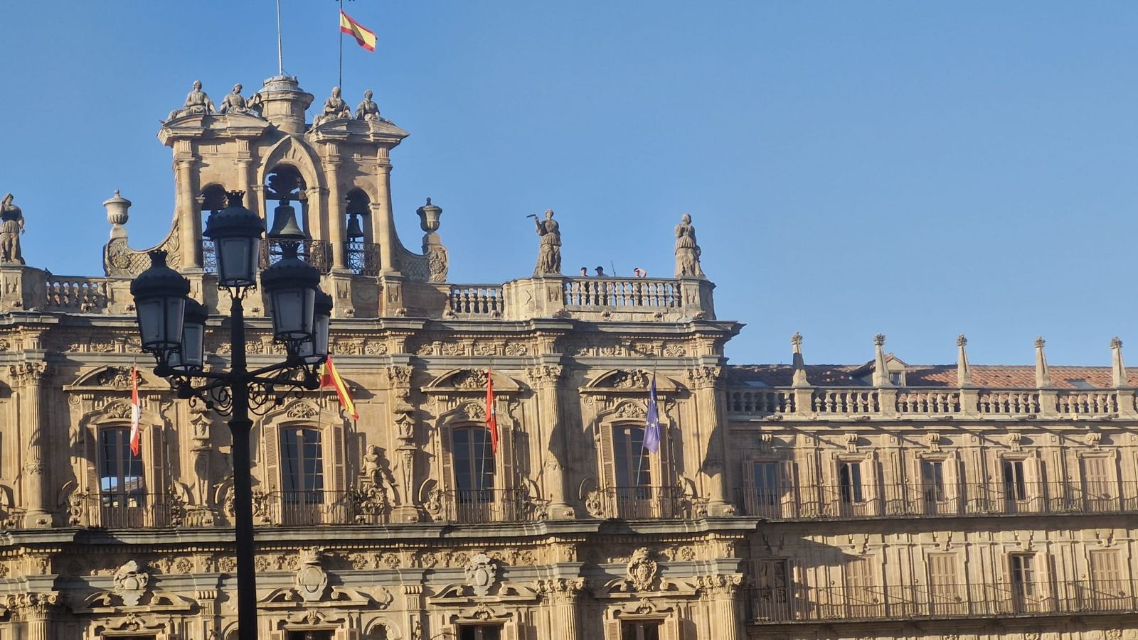 Un grupo de jóvenes accede a los tejados de la Plaza Mayor de Salamanca para hacerse una fotografía