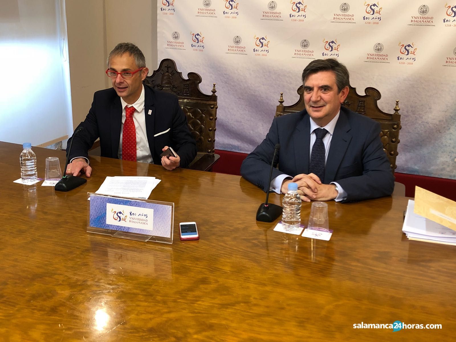 El rector de la USAL, Ricardo Rivero, acompañado con el secretario General, Fernando Almaraz