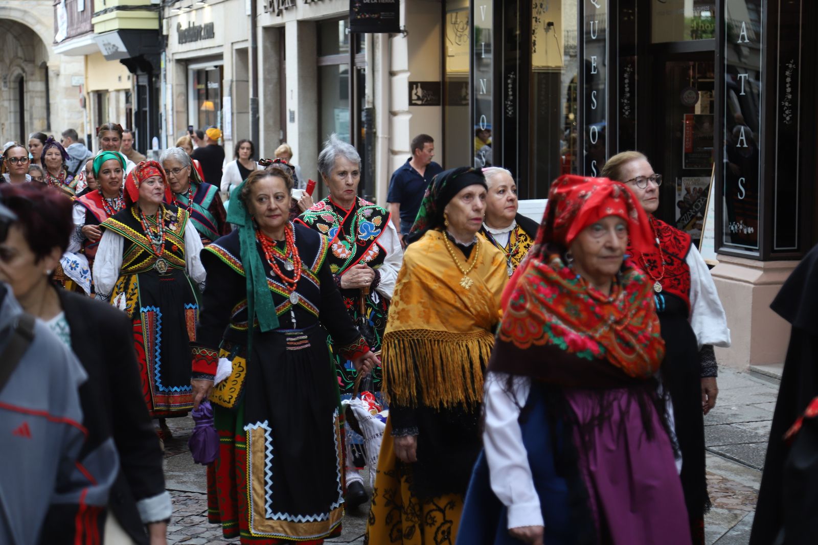 Desfile de indumentaria tradicional