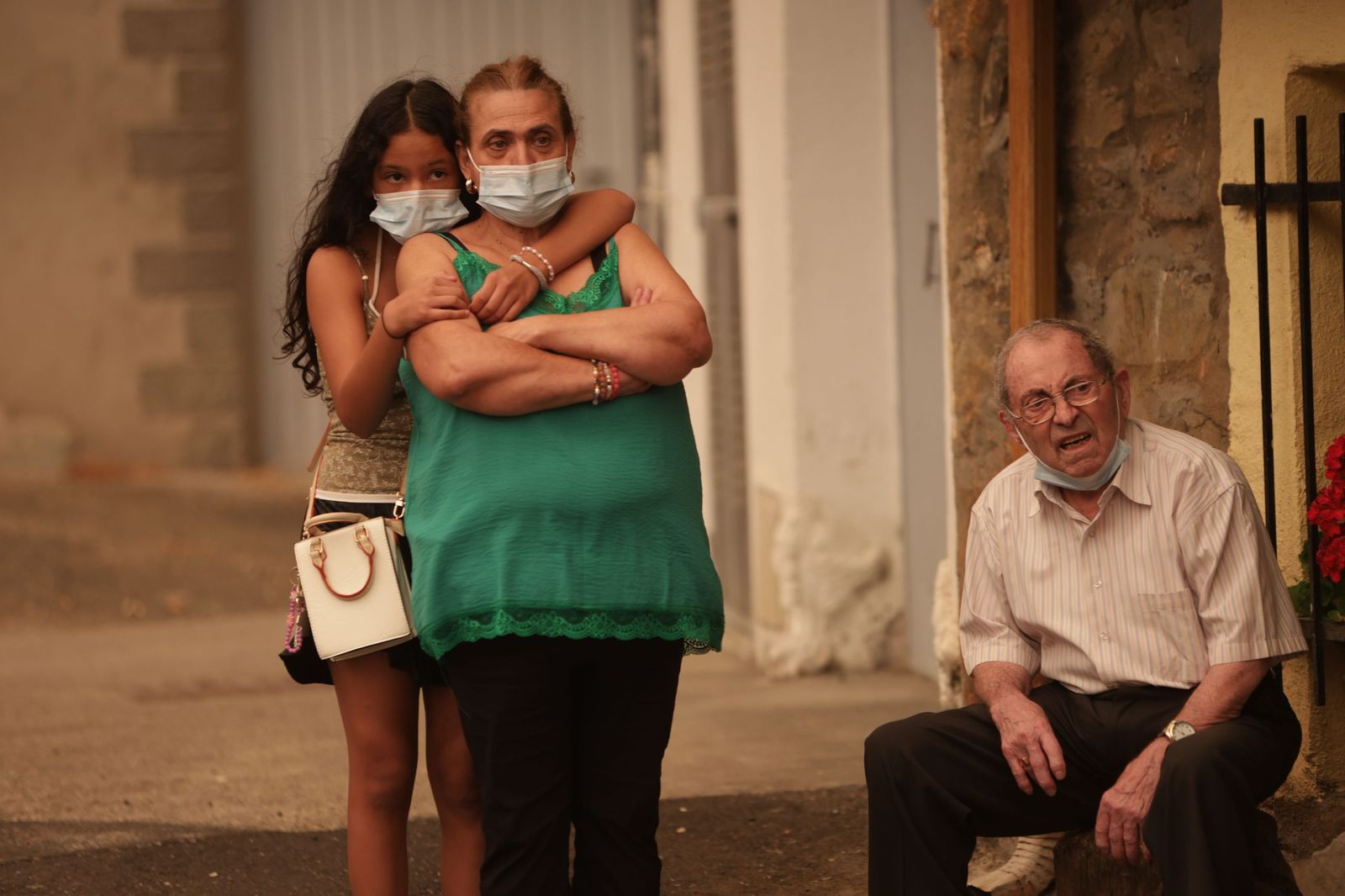 Desalojo de los vecinos de San Ciprián de Sanabria por el incendio en Porto