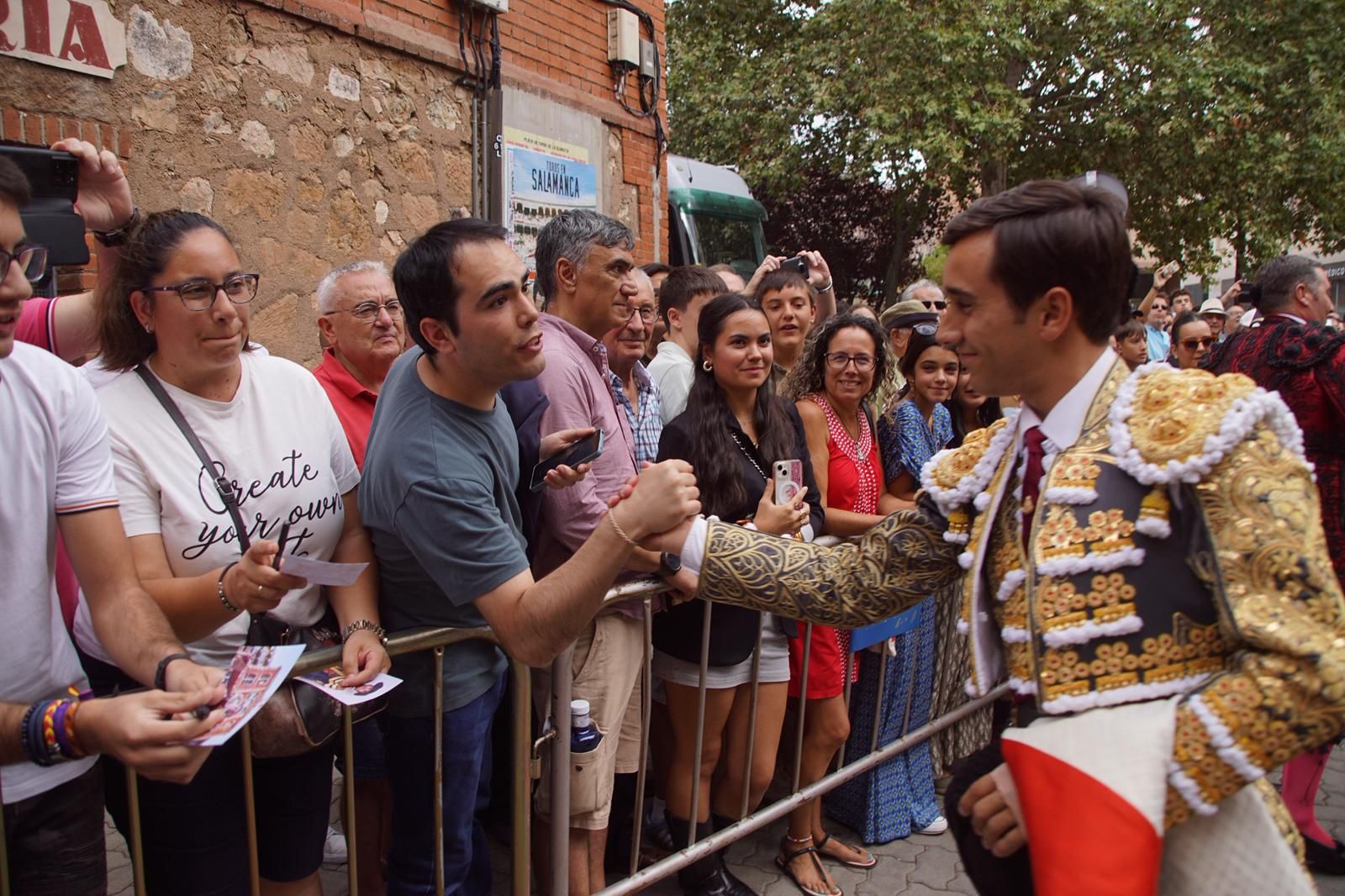 Gran ambiente en La Glorieta para la tarde de toros de Morante de la Puebla, Ismael Martín y Marco Pérez