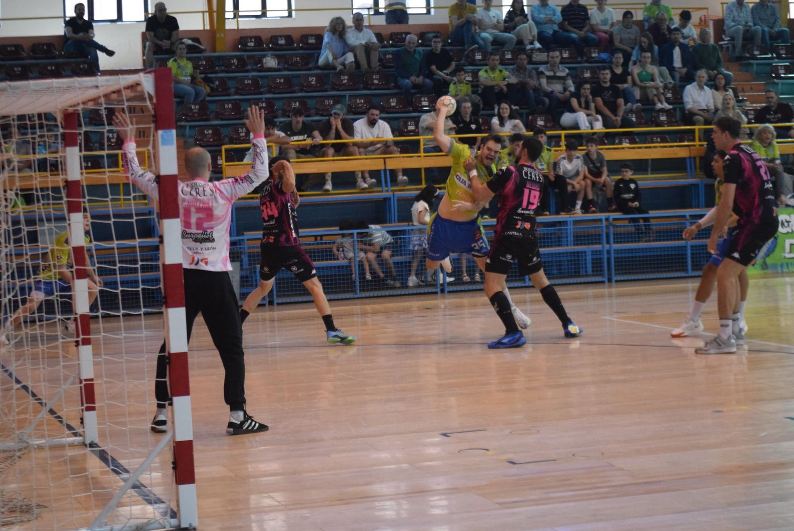 Giannini lanza a portería en el Balonmano Zamora - Villa de Aranda.
