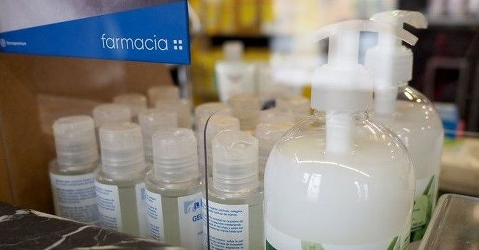 Geles hidroalcólicos en una farmacia (archivo)