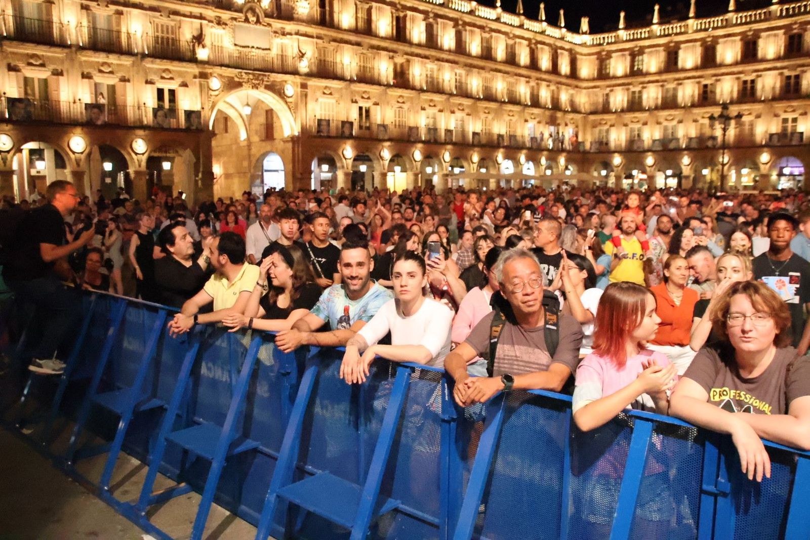 GALERÍA | Yves V, el DJ de trayectoria internacional, revoluciona la Plaza Mayor antes del concierto de Brian Cross
