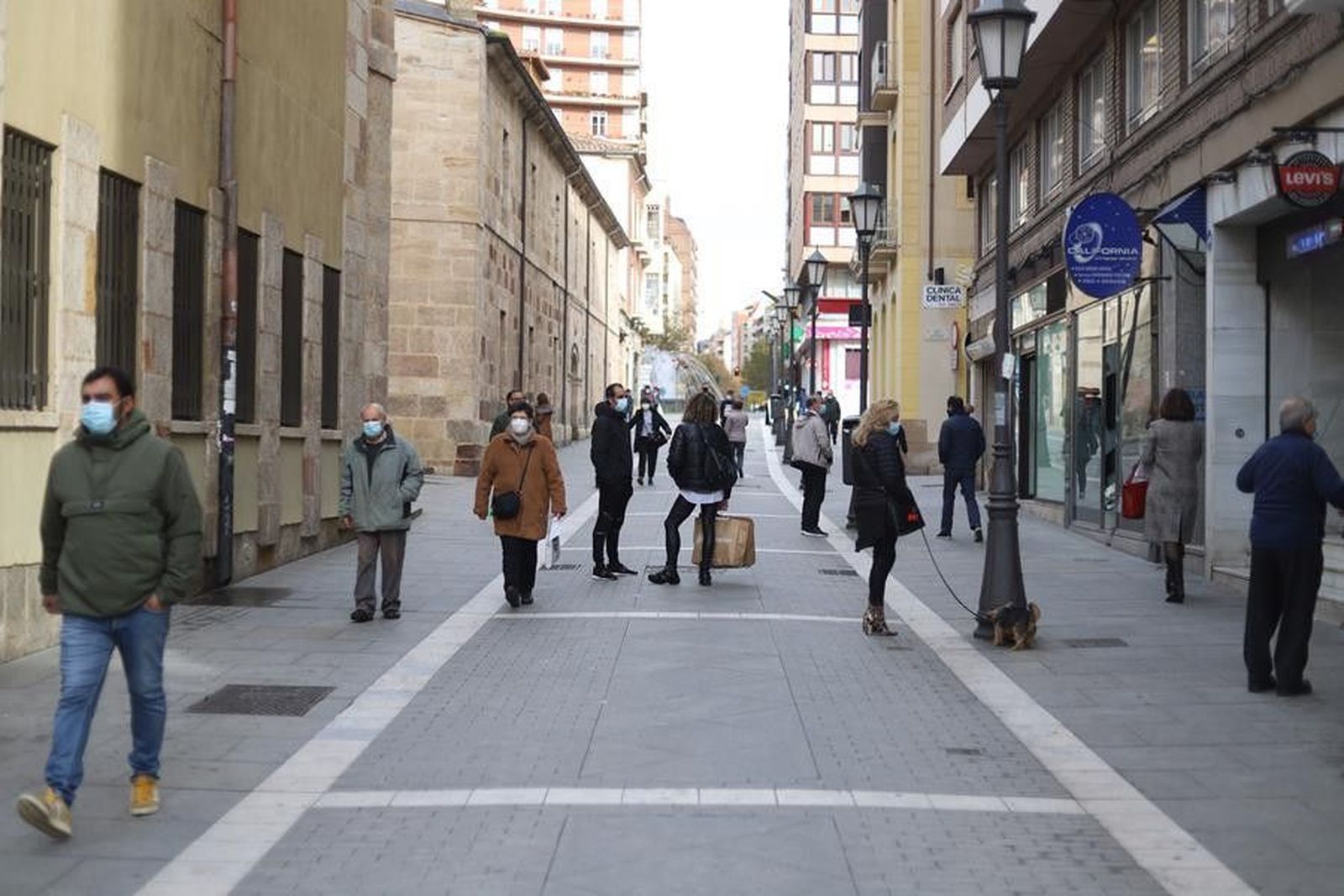 Paseantes por la calle San Torcuato de Zamora