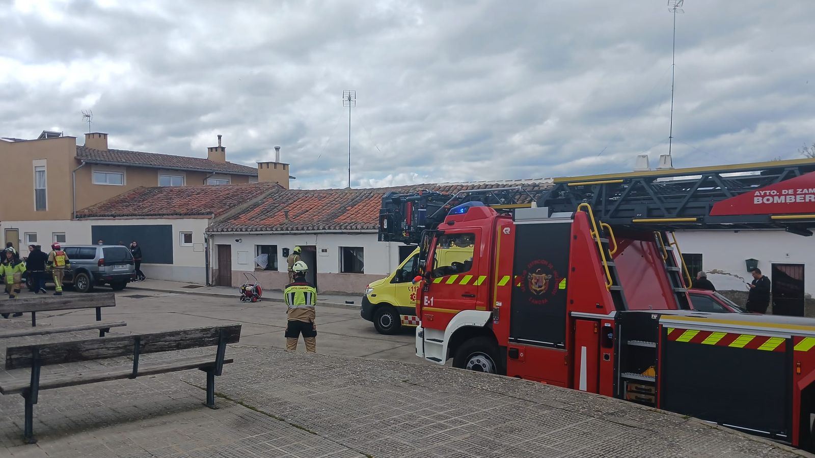 Bomberos y Ambulancia en San Frontis