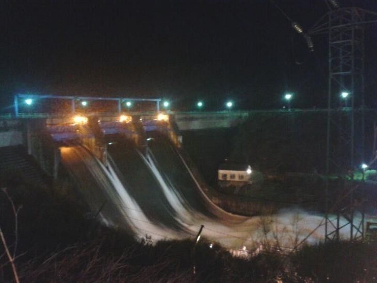 El embalse sigue vertiendo para garantizar el nivel de seguridad aunque el Águeda no entraña riesgos