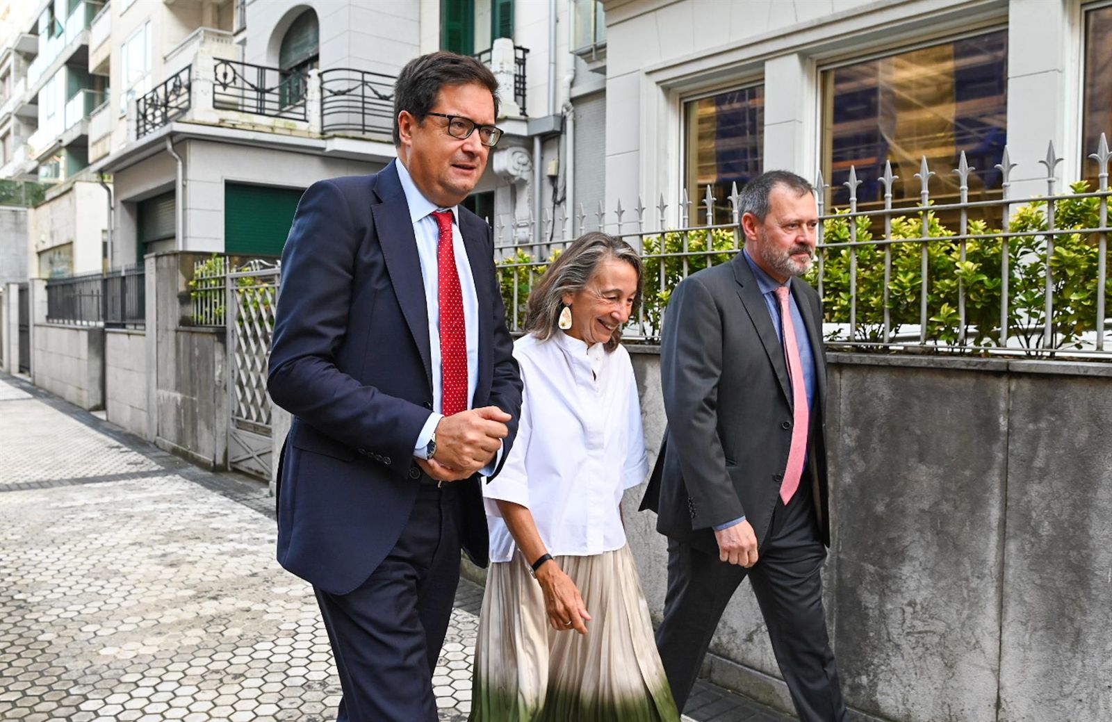 El ministro para la Transformación Digital y de la Función Pública, Óscar López, la delegada del Gobierno en Euskadi, Marisol Garmendia, y el decano del Colegio de Ingenieros Industriales de Gipuzkoa, Asier Anacabe - Arnaitz Rubio - Europa Press