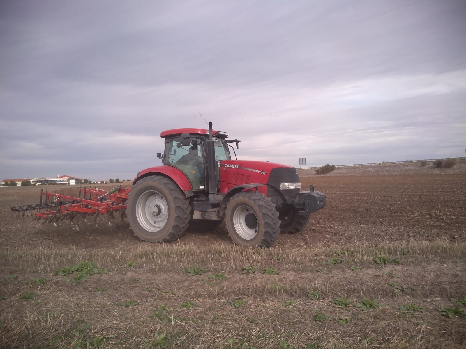 Tractor en el campo. Foto de archivo