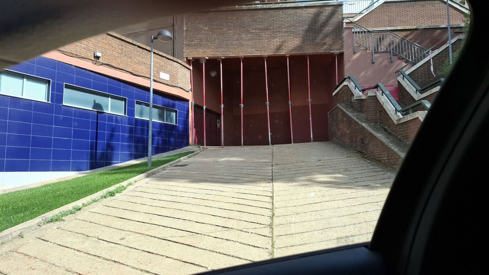 Puntales en la puerta del garaje. Foto. RRSS.