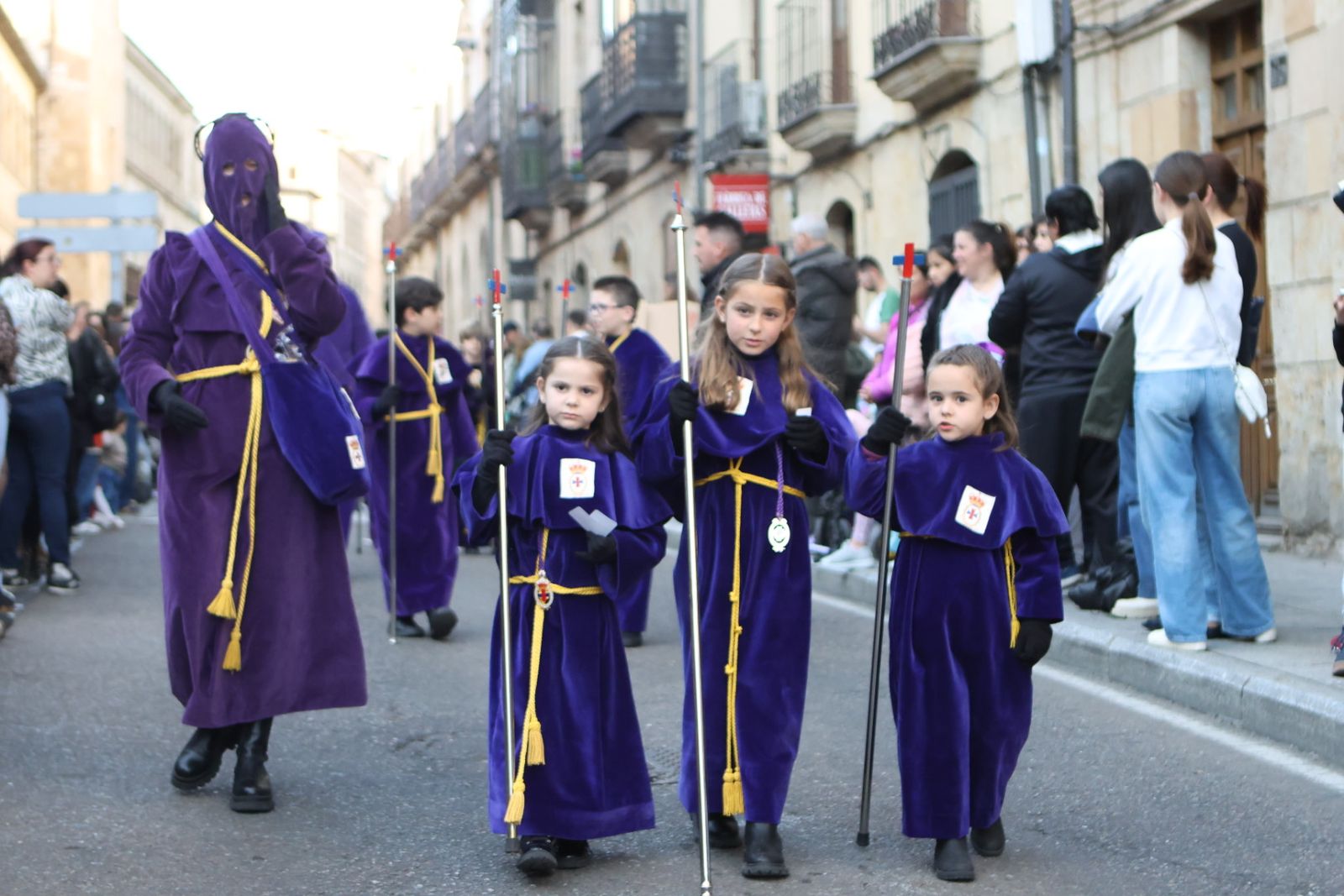 Jesús Rescatado procesiona en Salamanca con su nueva túnica y la atenta mirada de cientos de fieles