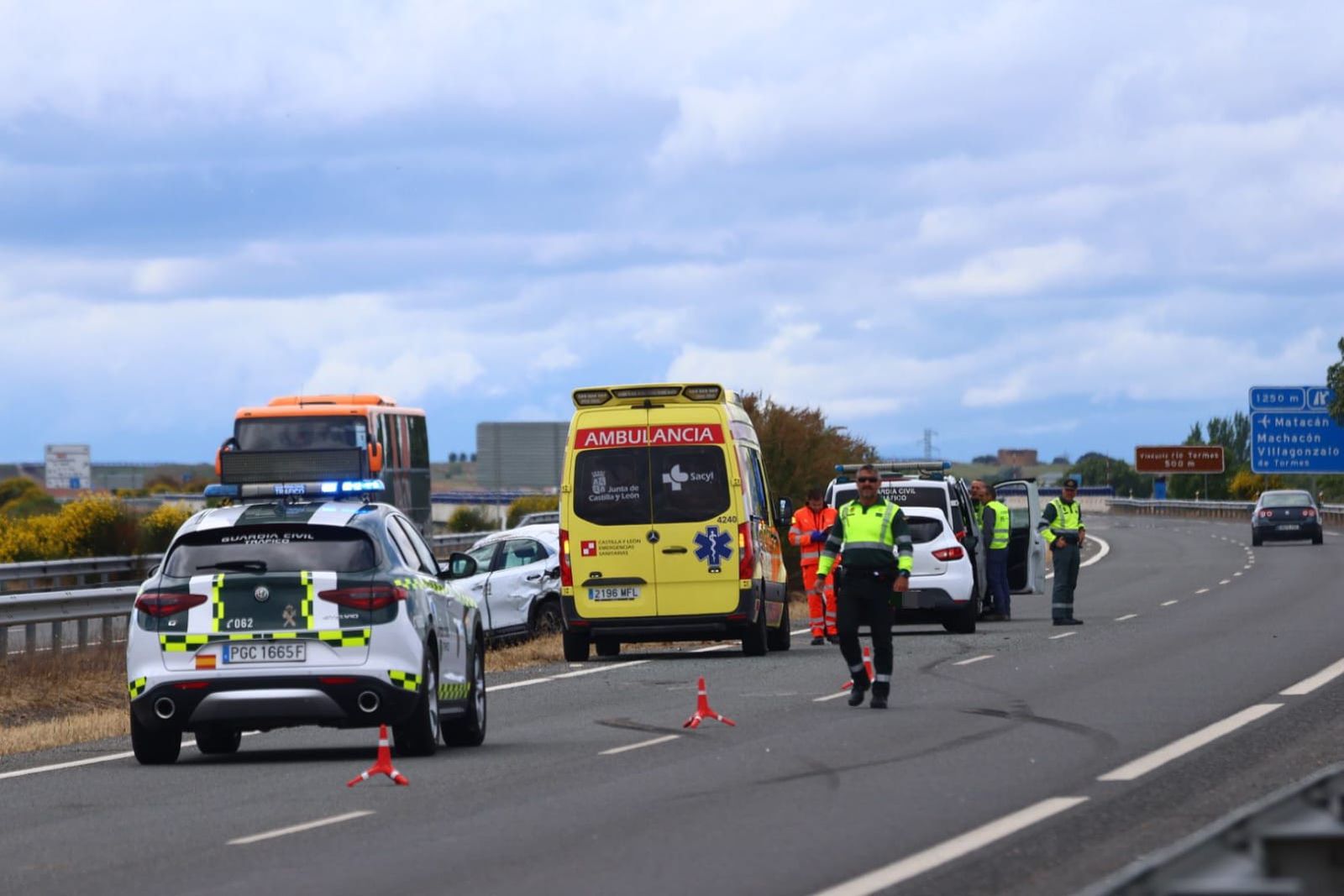 Aparatosa colisión entre dos coches en la A-50, sentido Salamanaca