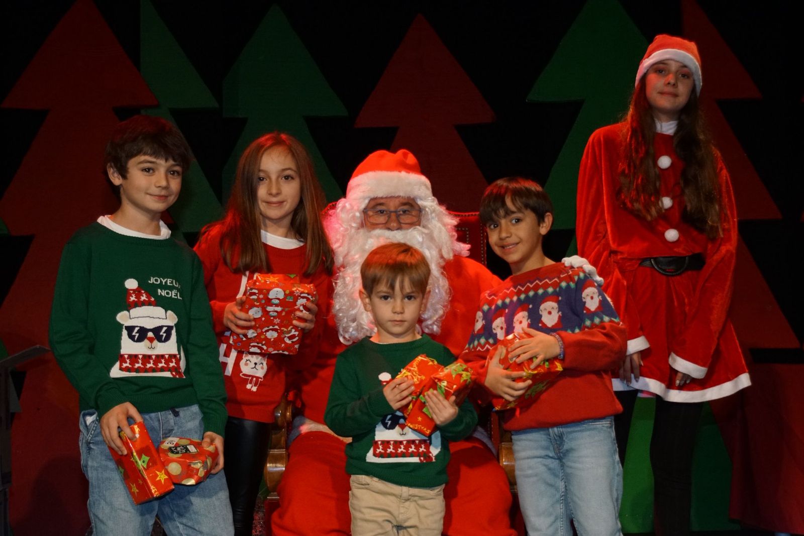 Papá Noel recorre las calles de Alba de Tormes y entrega regalos a los niños