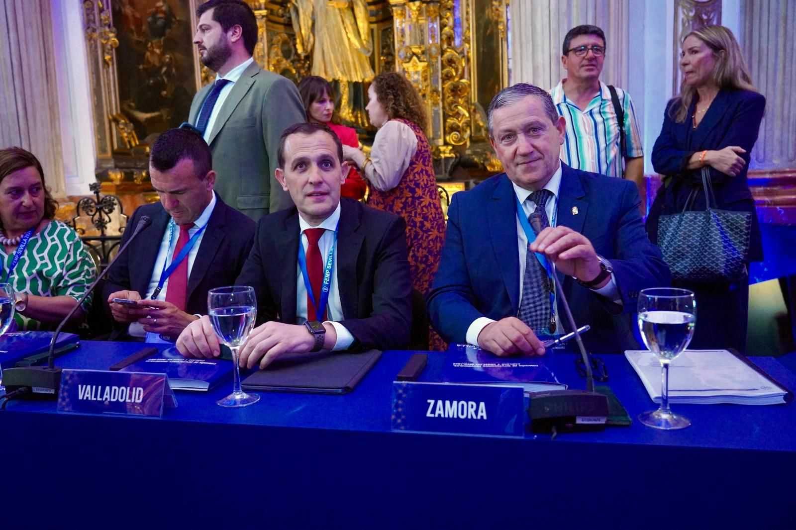 Faúndez aborda en Sevilla la mejora de servicios para los municipios de Zamora en la reunión de la FEMP Faúndez aborda en Sevilla la mejora de servicios para los municipios de Zamora en la reunión de la FEMP