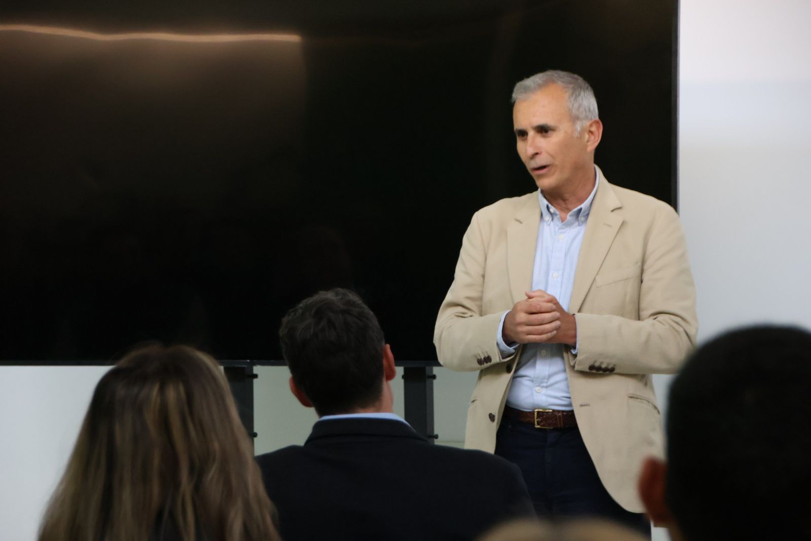 Entrega de diplomas de Centro de Alto Rendimiento Empresarial, Marketing con IA y Data Analytics de Empleo Joven