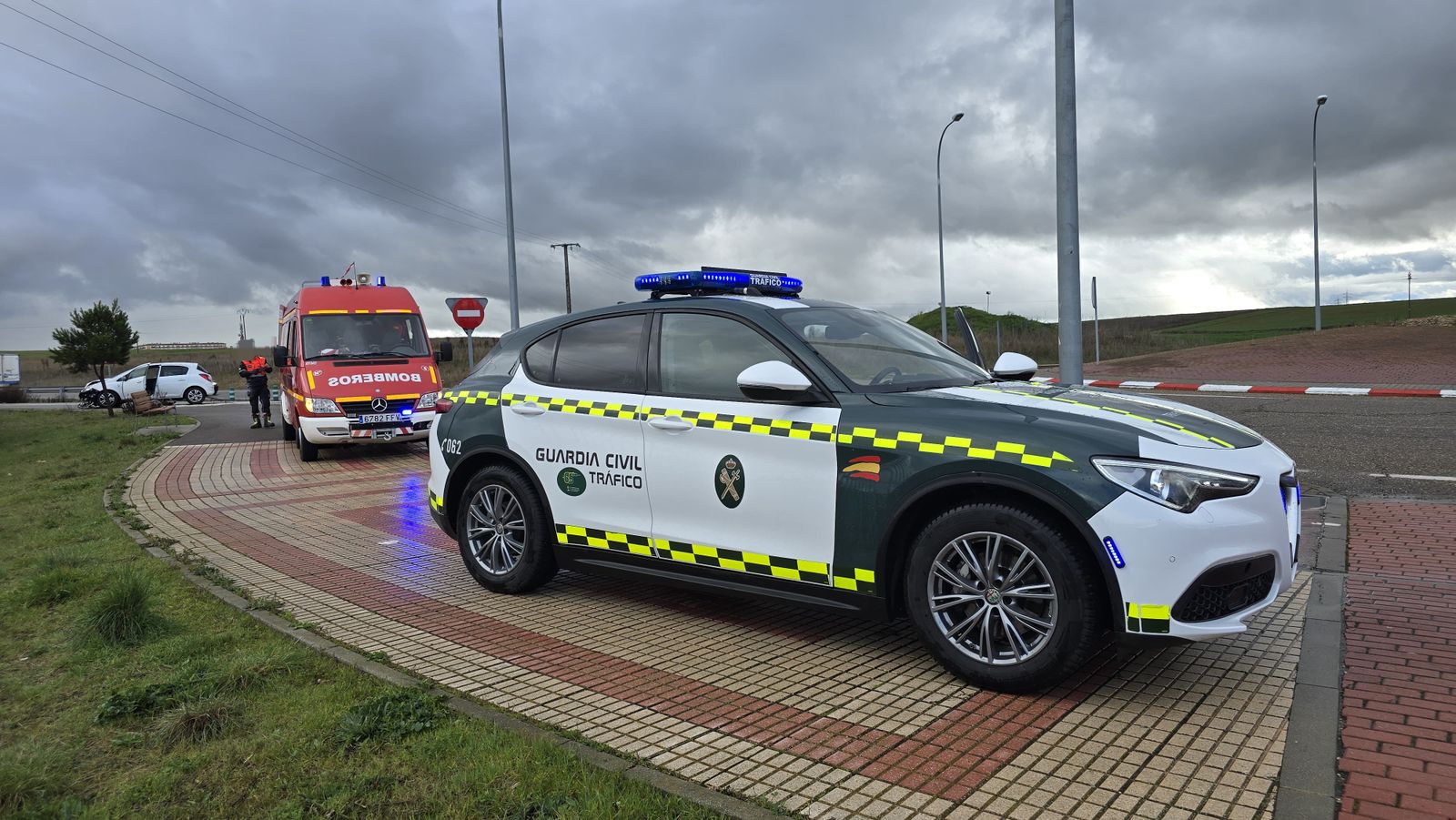 guardia-civil-y-bomberos-en-un-accidente-en-la-rotonda-del-helmantico-fotos-andrea-m-3