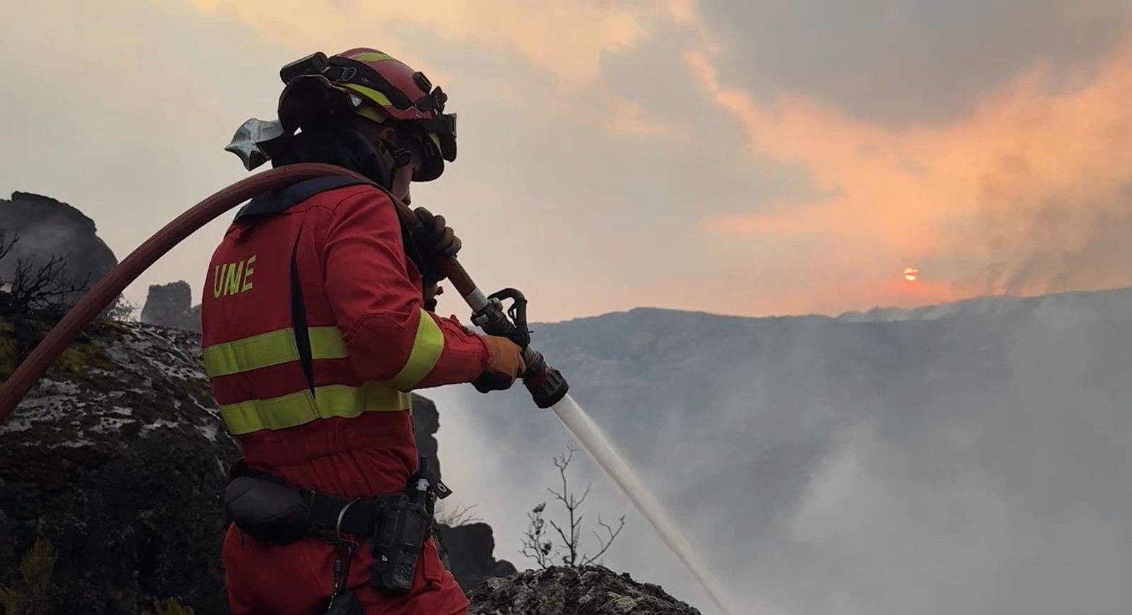 Un efectivo de la UME trabaja en el incendio de Porto