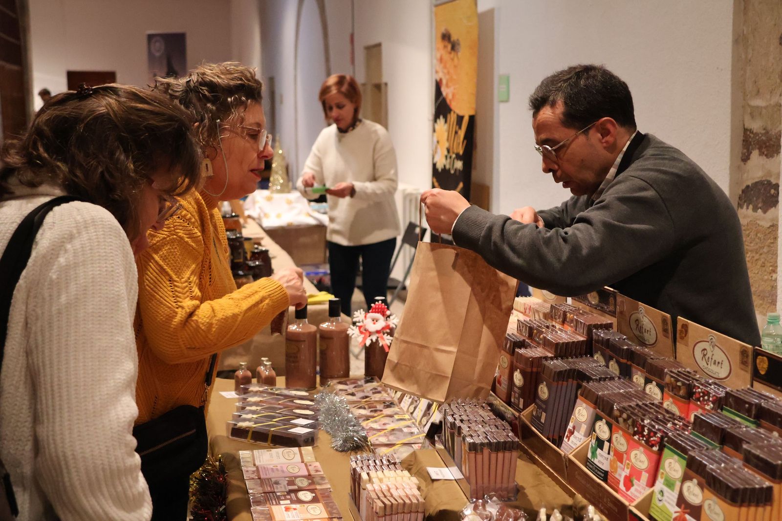 Mercadillo solidario de Navidad de la Cofradía de la Concha (12).JPG